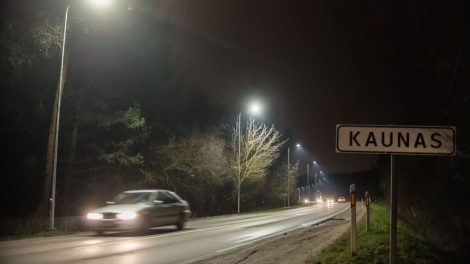 Kauno miestą su rajonu jungianti gatvė išvaduota iš tamsos gniaužtų