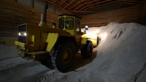 Kauno kelininkų kasdienybė: dešimtys tonų druskos ir žiemai nepasiruošę vairuotojai