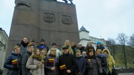 Gedimino pilies bokšto vėliava perduota Šaukėnų Vlado Pūtvio-Putvinskio gimnazijai