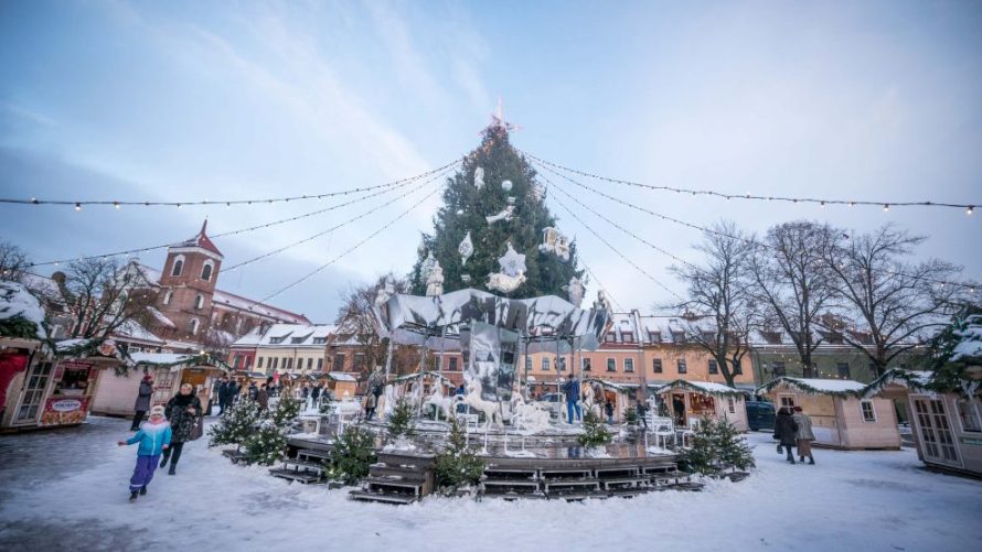 Kauniečių sprendimas: kalėdinė eglė Rotušės aikštėje džiugins iki sausio pabaigos