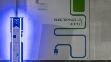 Vilniuje plečiama elektromobilių infrastruktūra – bus įrengta daugiau viešų įkrovimo stotelių