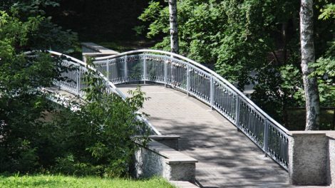 Bus rekonstruojamas lenktas tiltelis per Ratnyčios upę
