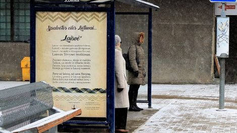 Autobusų stotelėse vietoje reklamų – eilės Lietuvai
