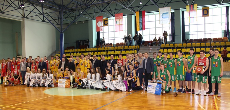 Jubiliejiniame Alytaus apskrities bendrojo ugdymo mokyklų klasių krepšinio čempionato finale – atkaklios kovos ir įspūdingi prizai