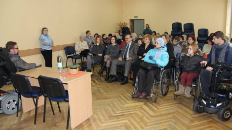 Neįgaliesiems aktualius klausimus druskininkiečiai aptarė su LR Seimo nariu Justu Džiugeliu