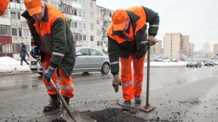 Vilniaus gatvėse sutvarkyta per 900 po žiemos atsivėrusių duobių