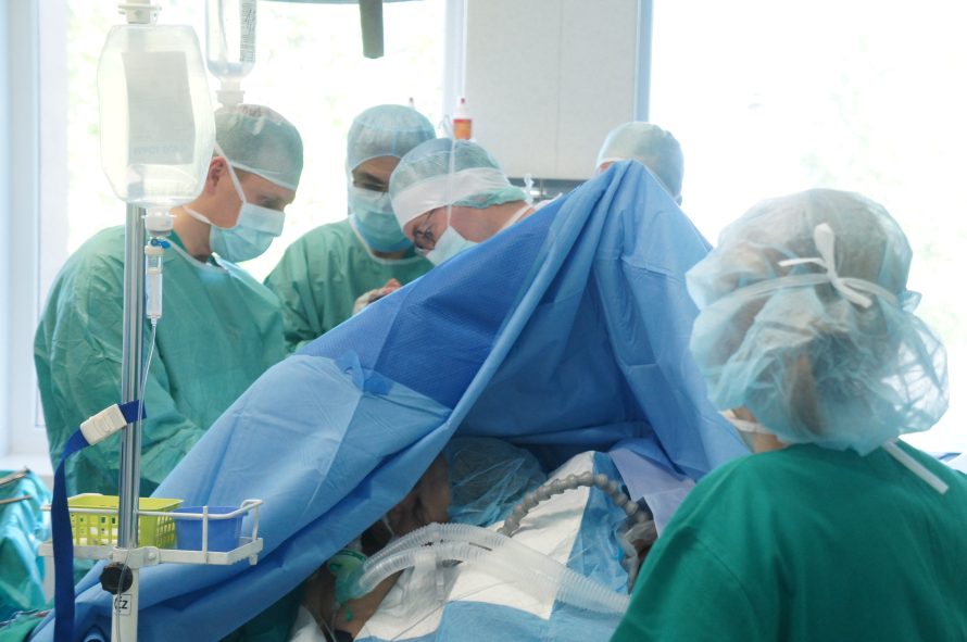 Pirmajai peties sąnario protezavimo operacijai moderniuoju endoprotezu – prancūzo parama ir įvertinimas