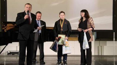 Valdovų rūmuose Panevėžio miesto „Žemynos“ progimnazijos mokiniui įteiktas apdovanojimas