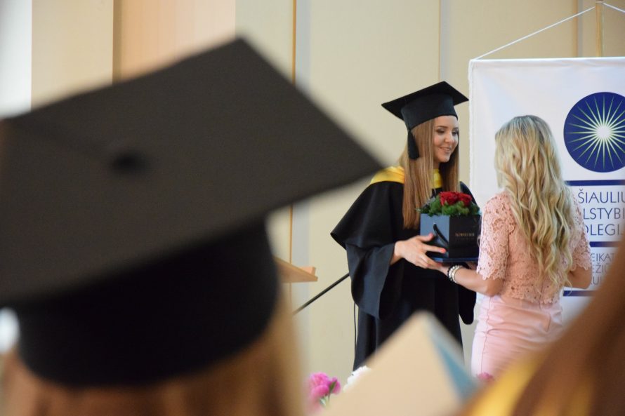 Diplomus gaus beveik 700 Šiaulių valstybinės kolegijos studentų
