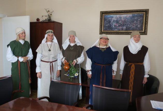 Folkloro ansamblio „Kupars“ moterys atsiimti instrumentų atvyko pasidabinusios žiemgalietiško stiliaus rūbais