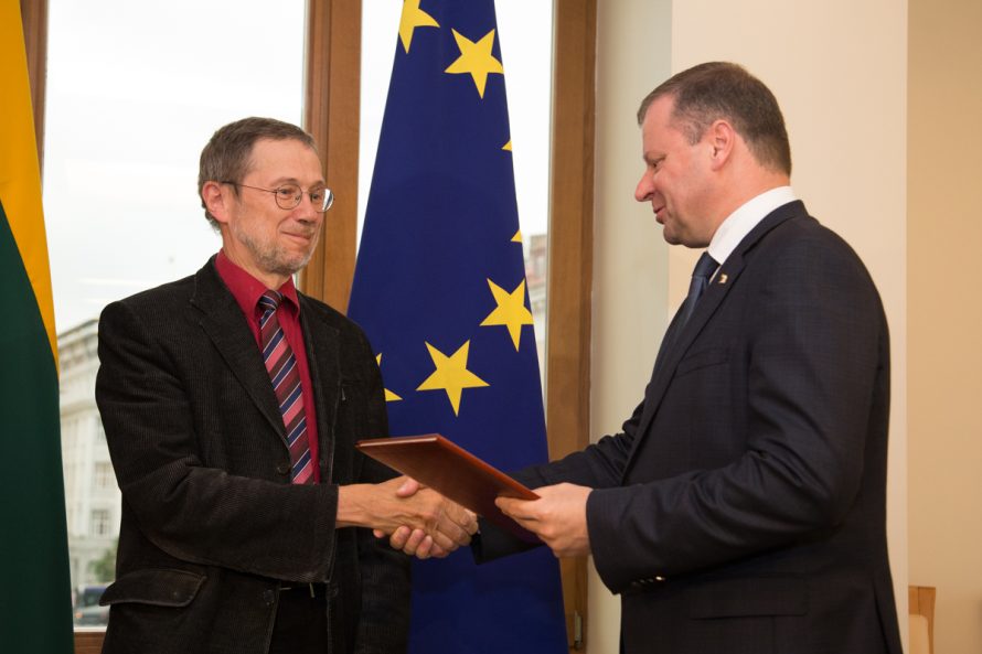 Premjeras S. Skvernelis įteikė profesoriui L. Mažyliui pirmąją Lietuvos pažangos premiją