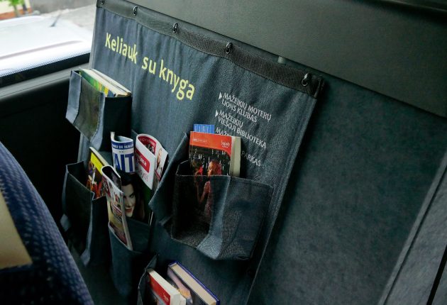 knygų krepšys pakabintas autobuse