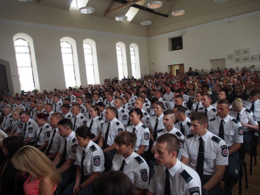 Lietuvos policijos mokyklos absolventams įteikti diplomai