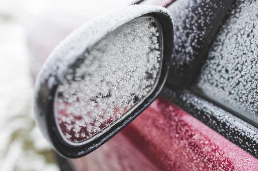 Pasiruošimas pirmajam sniegui: atvėsus orams vairuotojai suskubo rūpintis automobiliais