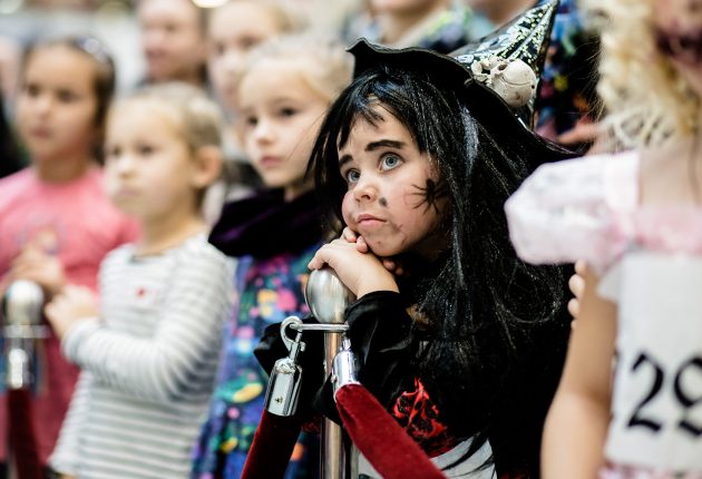Šimtai vaikų Kaune varžėsi dėl baisiausio Helovino kostiumo – Nuotraukų autorė Eglė Gendrėnaitė