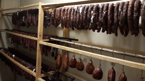 Kauno rajone išaiškinta galimai apgaulingai apskaitą tvarkiusi mėsos produktų gamybos įmonė