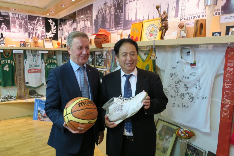 Japonijos ambasadorius Lietuvoje išreiškė padėką Joniškio rajono vadovui