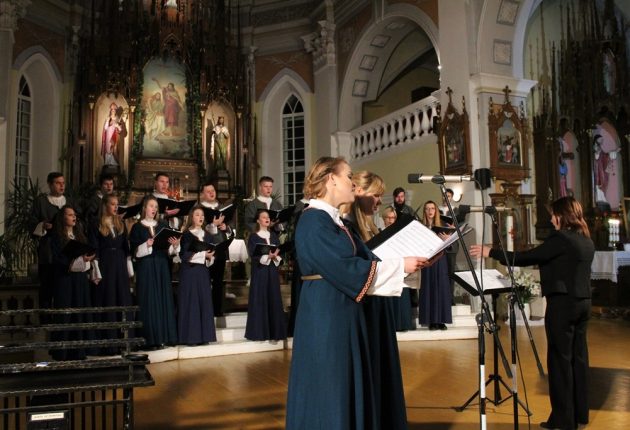 Kuršėnuose vyko chorinės muzikos šventė ir nepriklausomybės kovų savanorių pagerbimas