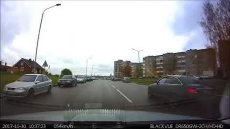 Pavojingai kelyje manevravęs vairuotojas greitį viršijo daugiau nei dvigubai (video)