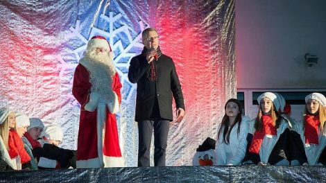 Jurbarko mieste įžiebtos žaliaskarės paskelbė Kalėdų laukimo pradžią