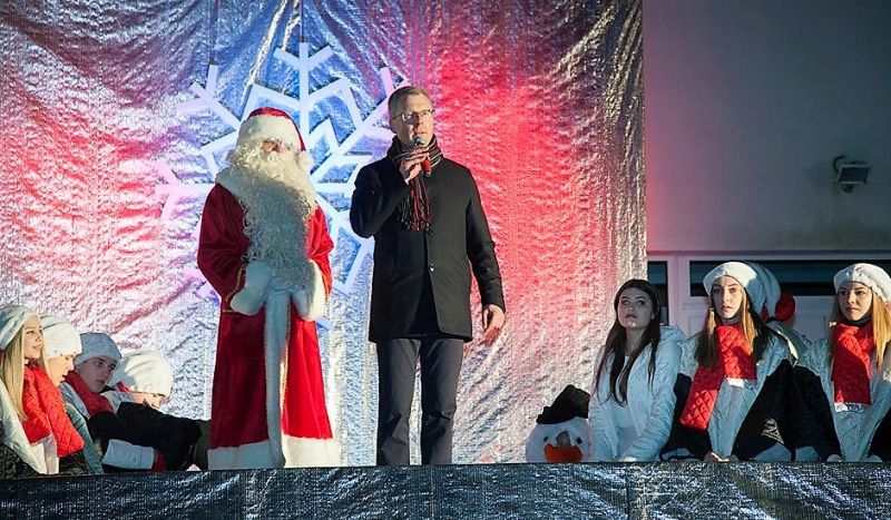 Jurbarko mieste įžiebtos žaliaskarės paskelbė Kalėdų laukimo pradžią