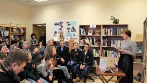 Kuršėnų Vytauto Vitkausko bibliotekoje susitikimas su „Metų knygos 2017“ poezijos penketuko knygos „Štai“ autore Agne Žagrakalyte