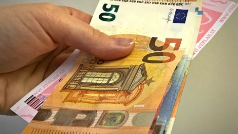Daugiau nei 8000 eurų vertės loterijos bilieto laimėjimą pasisavinę sukčiai stos prieš teismą