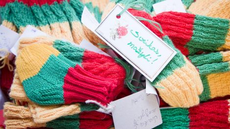 Panevėžiečiai kviečiami megzti trispalves kojinaites naujagimiams