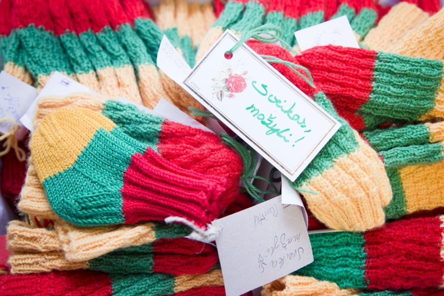 Panevėžiečiai kviečiami megzti trispalves kojinaites naujagimiams