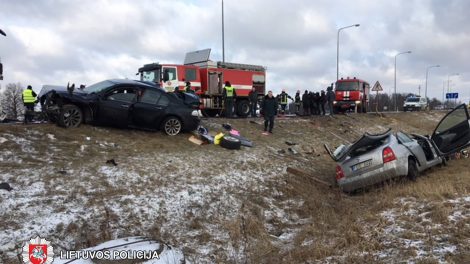 Šūviais stabdytas vogtas BMW sukėlė eismo įvykį