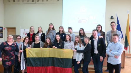 Mokinių savivaldų atstovams įteikta Lietuvos trispalvė