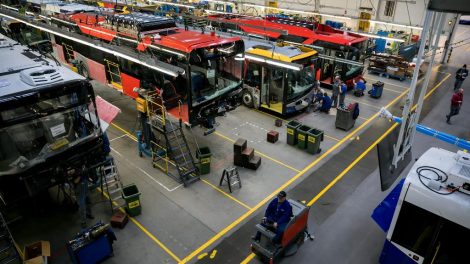 Sužinokite, kaip atrodys naujieji Vilniaus autobusai „Solaris Urbino“: vizitas gamykloje