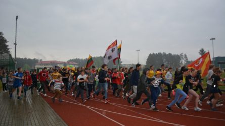 Varėnos miesto stadione įvyko baigiamasis rajono ugdymo institucijų renginys „Šimtas kilometrų Lietuvai“