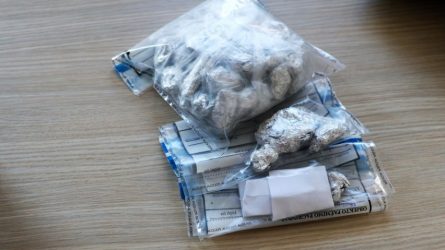 Patruliai Mersedese aptiko net 50 lankstinukų su galimai narkotinėmis medžiagomis