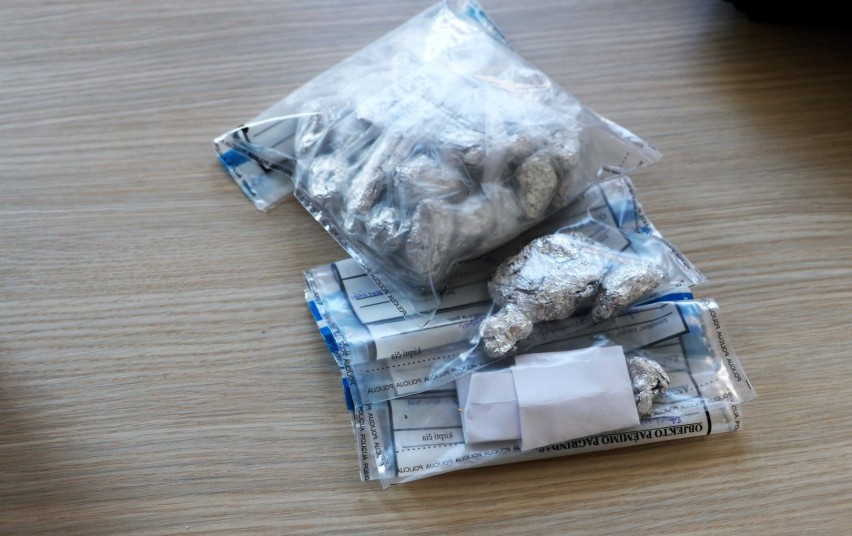 Patruliai Mersedese aptiko net 50 lankstinukų su galimai narkotinėmis medžiagomis