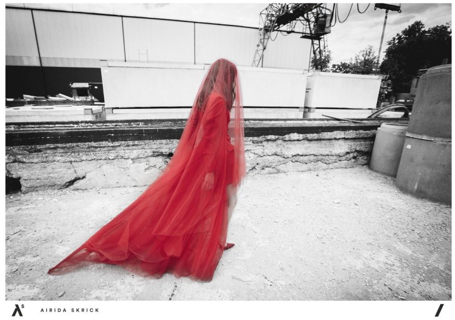 Airidos Skrickienės vestuvinių suknelių kolekcijoje – raudonos ir juodos nuotakų suknelės