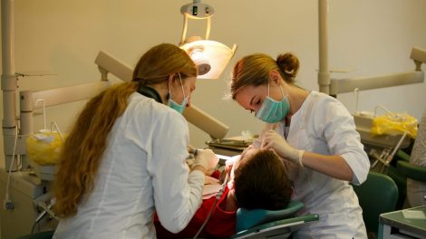 Vaikų dantis padeda apsaugoti nemokama silantavimo paslauga
