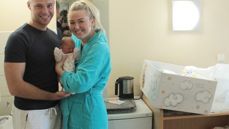 Kūdikio kraitelį gavusią šiauliečių šeimą pasveikino ir Suomijos ambasadorius