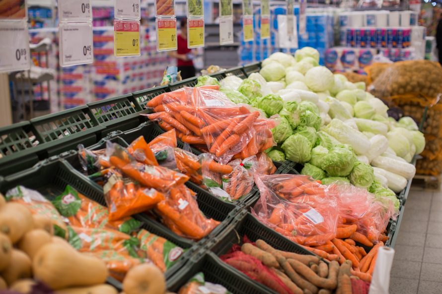 Sausrą įveikęs lietuviškų morkų ir svogūnų derlius pasiekė parduotuvių lentynas