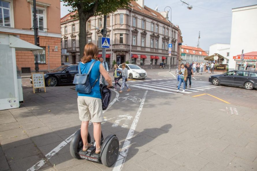 Daugėjant dviračiams draugiškų gatvių ir naujų takų Vilniuje – ant šaligatvių neliks daugumos dviračių juostų