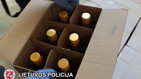 Kuršėnuose pareigūnai aptiko beveik 1000 dėžių degtinės