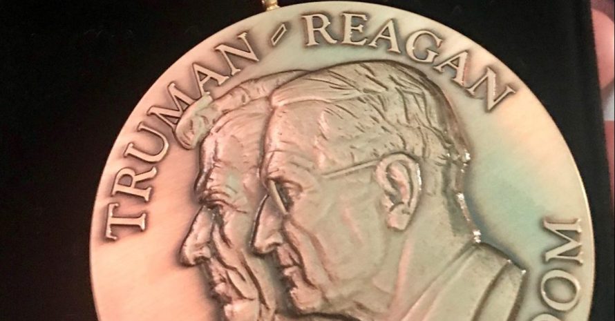 Kadenciją baigęs Lietuvos Prezidentas Valdas Adamkus Vašingtone pagerbtas Trumano-Reagano Laisvės medaliu