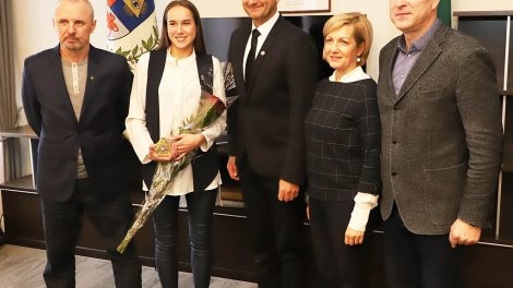 Savivaldybėje pagerbta jaunoji sportininkė Klaudija Tvaronavičiūtė