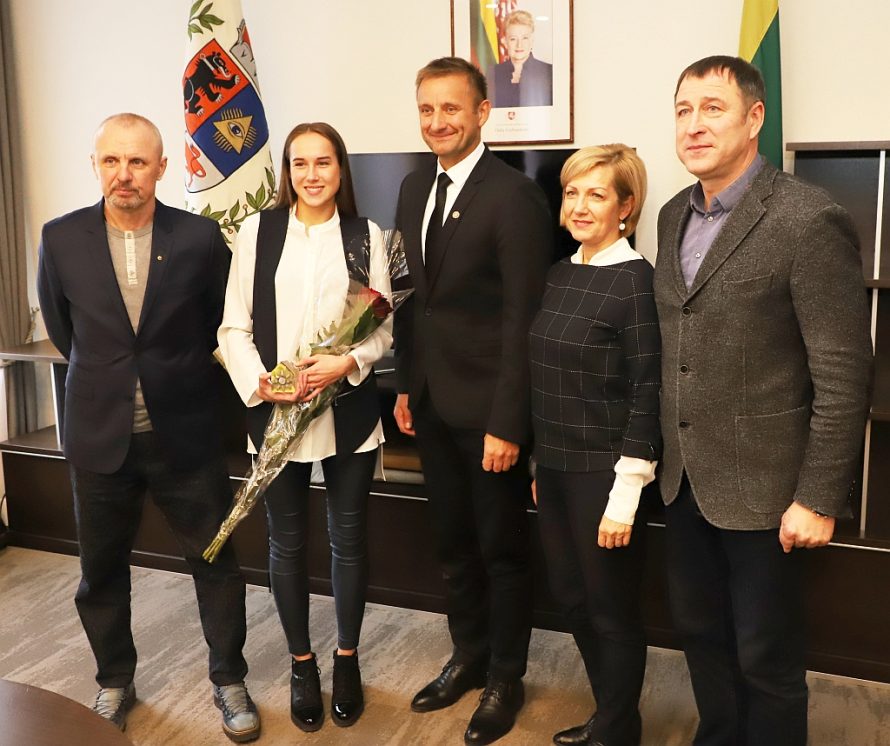 Savivaldybėje pagerbta jaunoji sportininkė Klaudija Tvaronavičiūtė