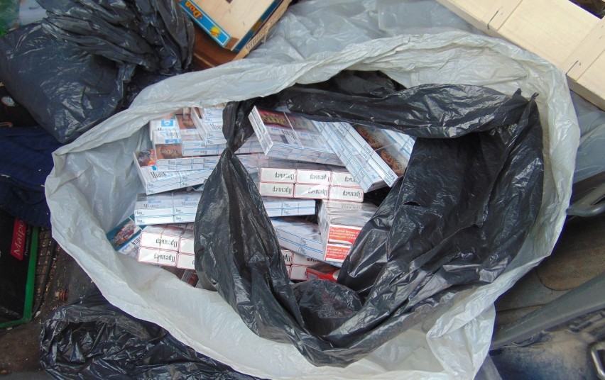Į Mažeikių turgavietę maisto užsukęs pareigūnas demaskavo kontrabandinių cigarečių prekeivę