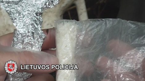 22 metų klaipėdiečio slėptuvėje kriminalistai aptiko daugiau nei 1000 psichotropinių medžiagų turinčių tablečių