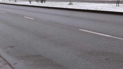 Šaltu asfaltu tvarkomos pavojingos išdaužos miesto gatvėse