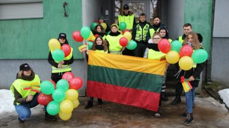 Kelmėje Jaunieji policijos rėmėjai vairuotojus sveikino su Lietuvos Valstybės atkūrimo diena