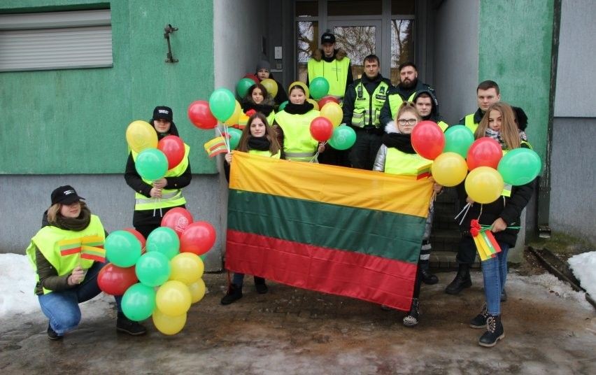 Kelmėje Jaunieji policijos rėmėjai vairuotojus sveikino su Lietuvos Valstybės atkūrimo diena