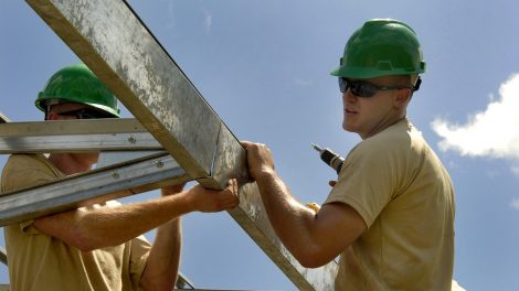 Panevėžio bendrovė Kaliningrade dirbantiems statybininkams atlyginimus mokėjo neoficialiai